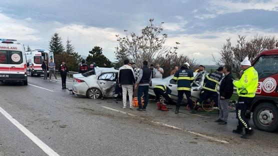 Sivrihisar'da feci kaza: Kar�� �eride ge�en otomobil 4 can ald�