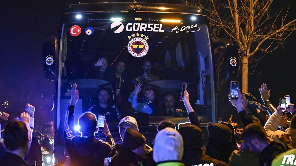 Taraftarlar ak�n etti! Fenerbah�e'ye tesislerde sevgi seli