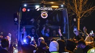 Taraftarlar ak�n etti! Fenerbah�e'ye tesislerde sevgi seli