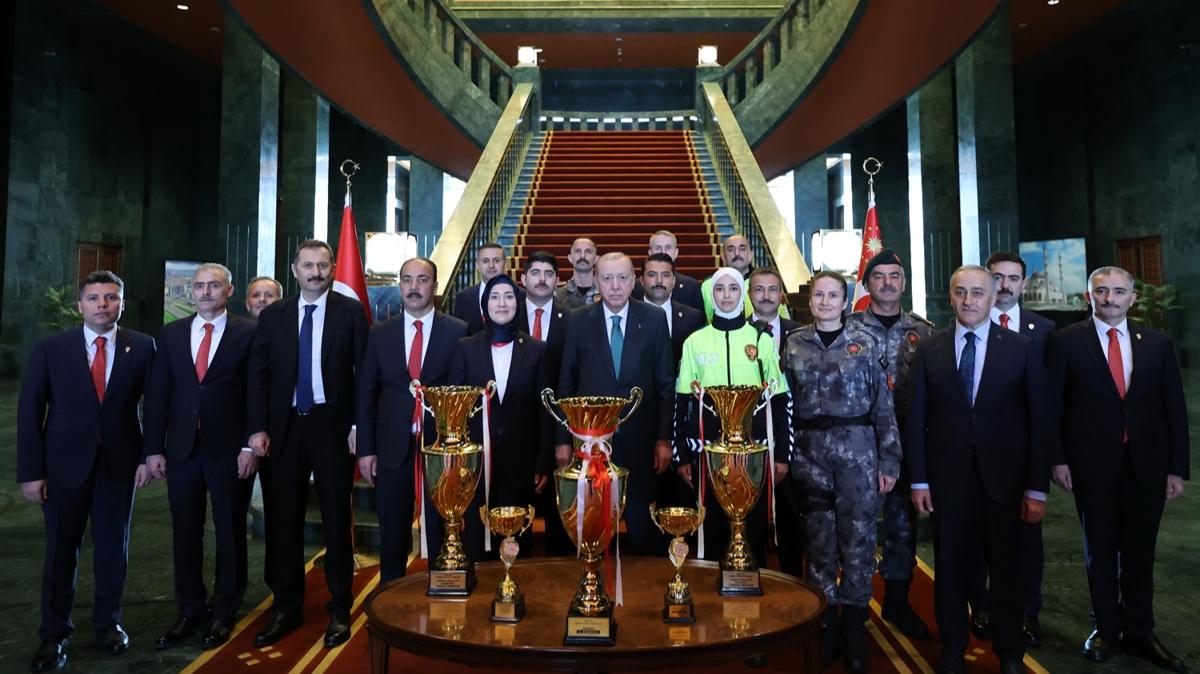 T�rk Polis Te�kilat�'ndan Cumhurba�kan� Erdo�an'a s�rpriz