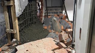 Zeytinburnu'ndaki in�aatta korkutan olay: Apartman�n duvar� y�k�ld�