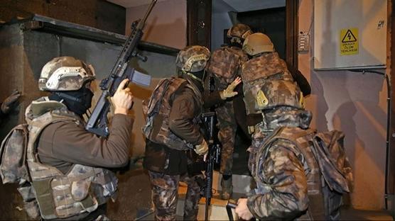 Adana'da zehir fabrikas�na bask�n! 'Afiyet olsun' yaz�l� jelatinle sinsi tuzak