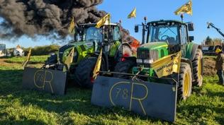 Avrupa'da kaosun fitili ateşlendi! Fransız çiftçilerden Paris kapısında 'öfke' ateşi