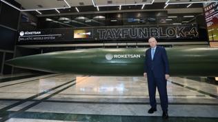 Cumhurbaşkanı Erdoğan, Tayfun Blok-4 füzesinin üzerine imzasını attı