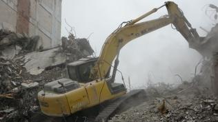 Depremin yaralar� sar�l�yor: A��r hasarl� bina yerle bir edildi