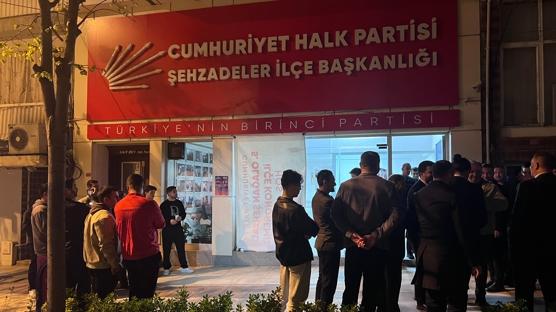 �� vaadi �fkesi g�z�n� d�nd�rd�: CHP binas�n�n camlar�n� a�a�� indirdi