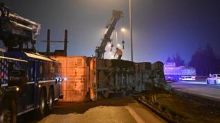 Tuzla'da lasti�i patlayan t�r devrildi: �stanbul y�n� trafi�e kapand�