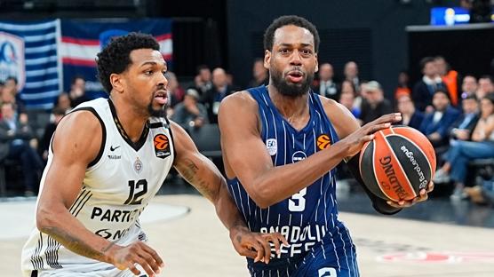 Anadolu Efes, Partizan'� uzatmada ge�ti