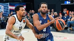 Anadolu Efes, Partizan'� uzatmada ge�ti