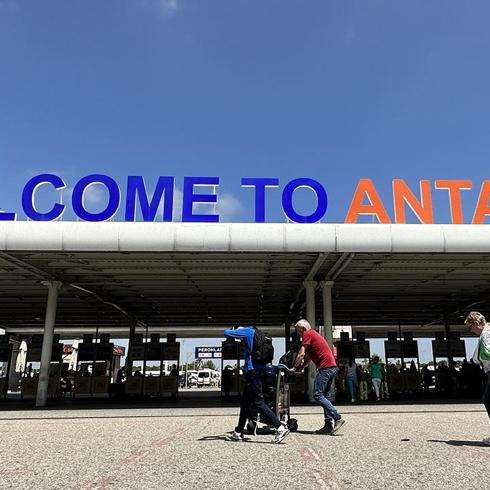 Antalya Havaliman�'nda yo�unluk: Yolcu say�s� 3 milyonu a�t�