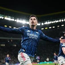 Arsenal, Lizbon'da tek golle g�ld�