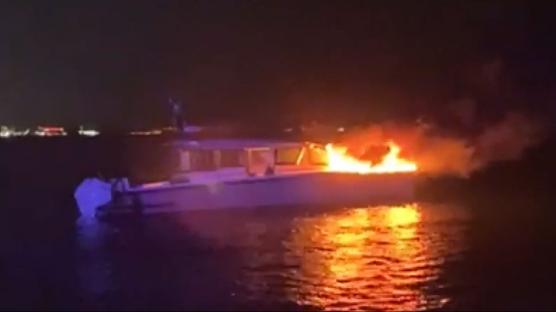 Bakanlık açıkladı: Kadıköy'deki yanan tekneden 4 kişi kurtarıldı