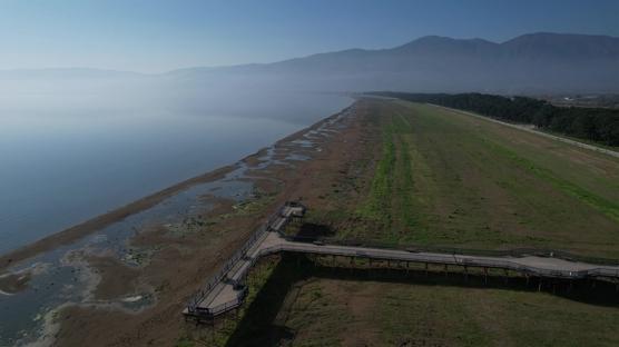 Göldeki su yüzlerce metre çekildi: İskele karada kaldı