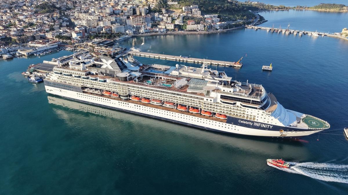 Ku�adas�'na turist ak�n�: �ki kruvaziyer birden yana�t�