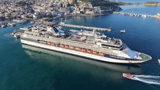 Ku�adas�'na turist ak�n�: �ki kruvaziyer birden yana�t�