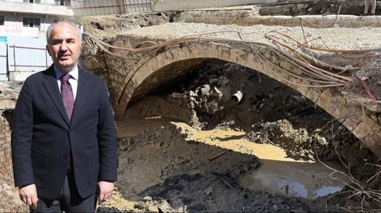 Asfalt�n alt�nda k�pr� bulundu