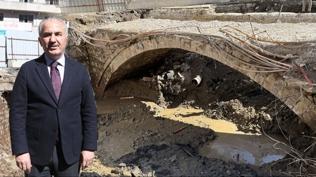 Asfalt�n alt�nda k�pr� bulundu