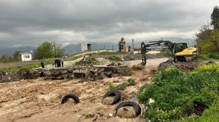 �iddetli ya��� hayat� fel� etti: �ki k�y� birle�tiren k�pr� ��kt�