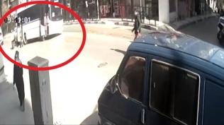 Tamir etmek i�in alt�na girdi: Korku dolu anlar saniye saniye kaydedildi