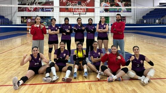 Mu� Sultan Alparslan Yurdu K�z Voleybol Tak�m� yar� finale y�kseldi