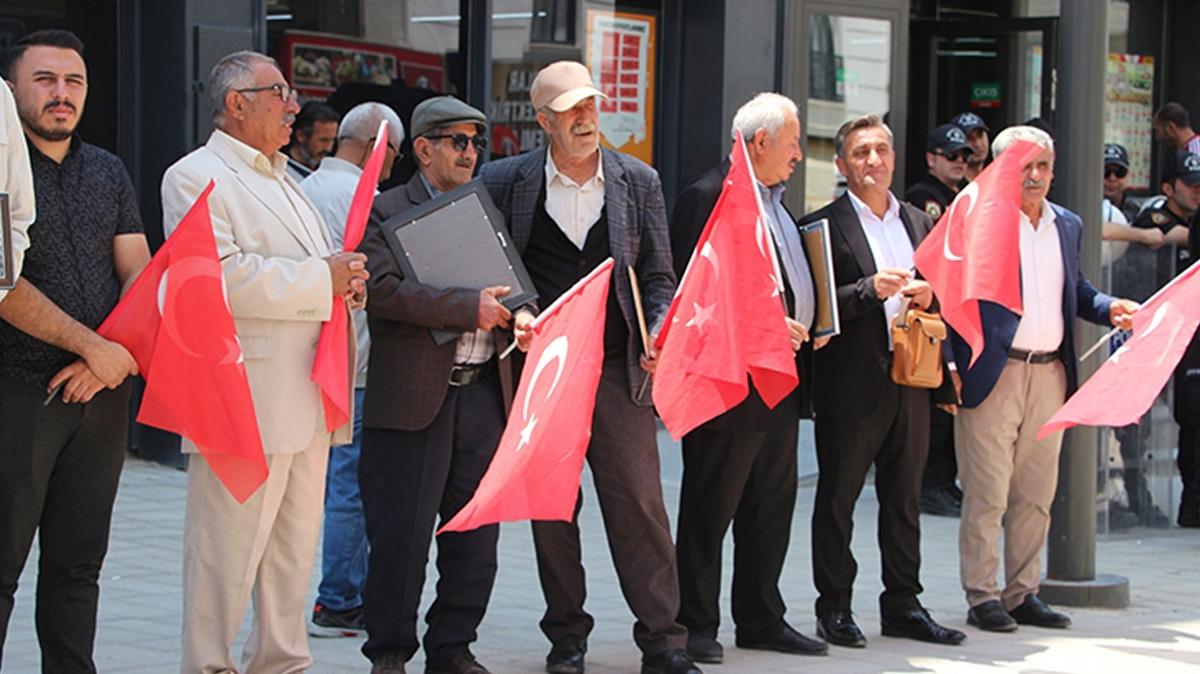 Vanl� aileler DEM Parti binas� �n�ndeki 'evlat n�beti'ni s�rd�rd�