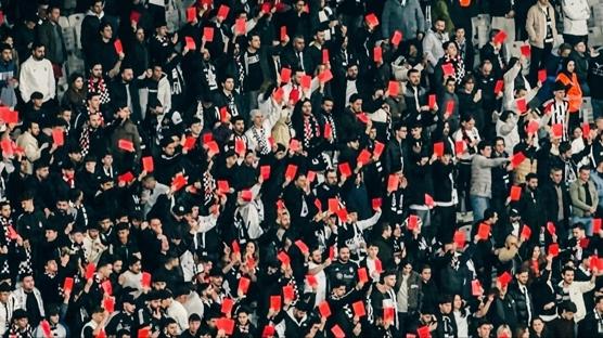 Be�ikta�l� taraftarlardan 'k�rm�z� kart' protestosu