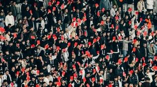 Be�ikta�l� taraftarlardan 'k�rm�z� kart' protestosu