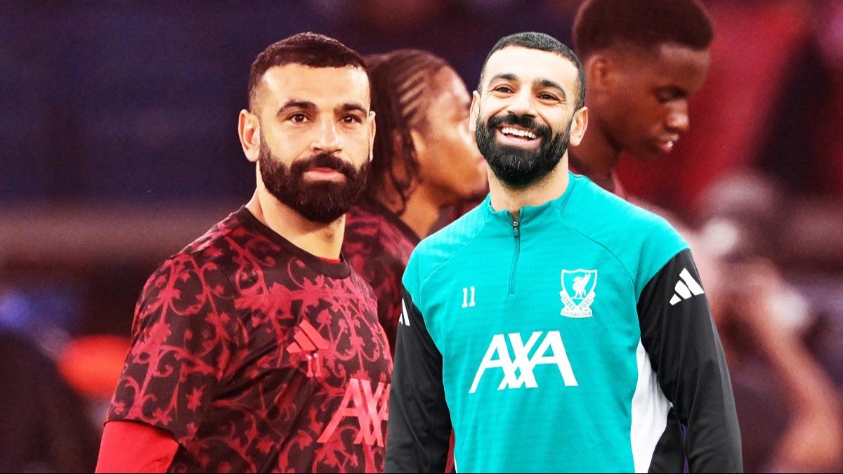 Mohamed Salah imzayı atıyor