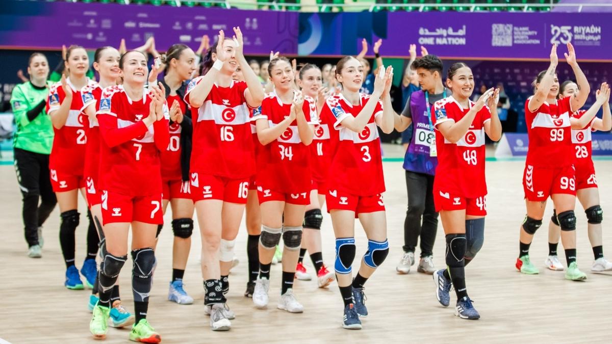 A Milli Kad�n Hentbol Tak�m�, lider Danimarka kar��s�nda