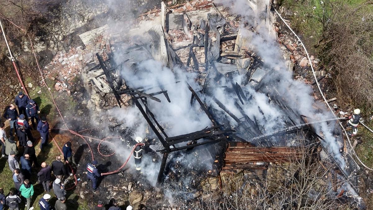 Alevlerin içinde canından oldu! Ev küle döndü