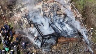 Alevlerin i�inde can�ndan oldu! Ev k�le d�nd�