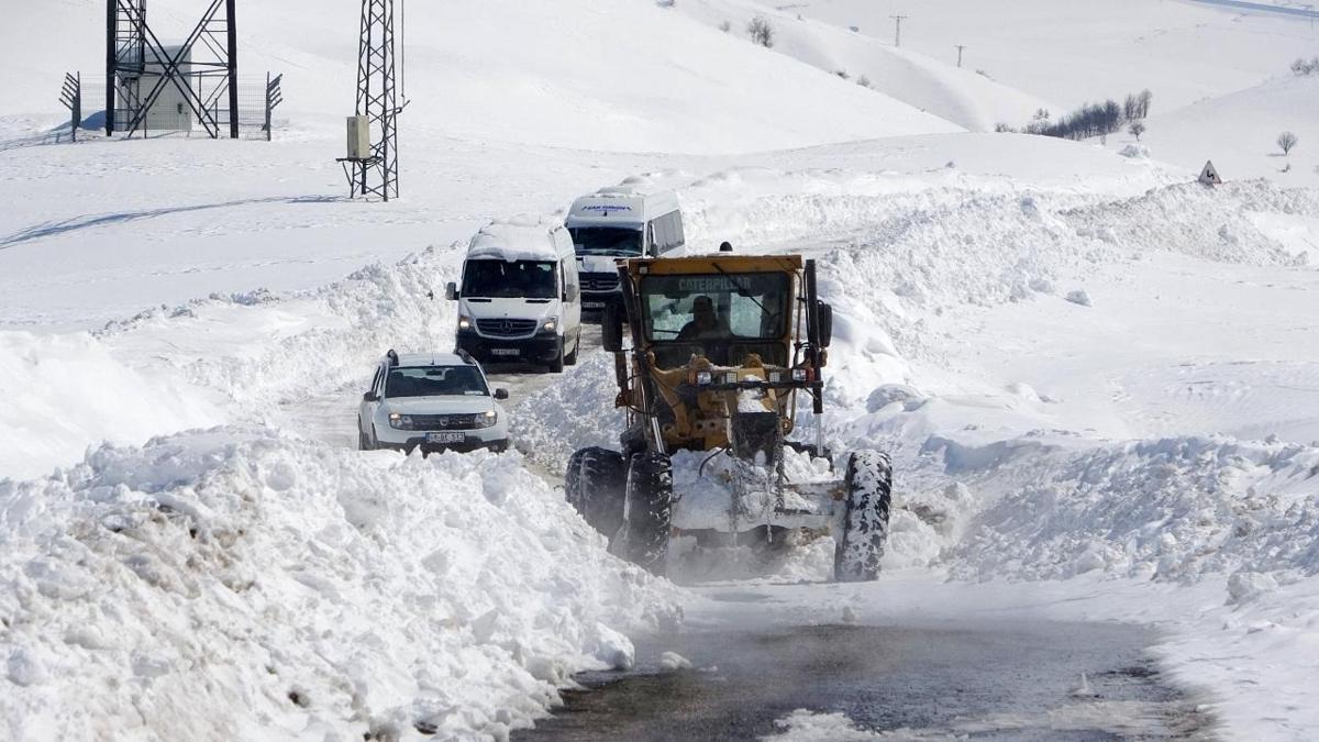 Bahar beklerken k�� geri d�nd�! Kar, Karadeniz ve Do�u'yu teslim ald�: Y�zlerce yol kapal�