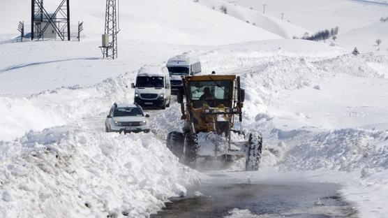 Bahar beklerken k�� geri d�nd�! Kar, Karadeniz ve Do�u'yu teslim ald�: Y�zlerce yol kapal�
