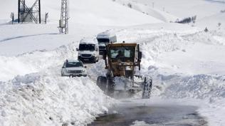 Bahar beklerken k�� geri d�nd�! Kar, Karadeniz ve Do�u'yu teslim ald�: Y�zlerce yol kapal�