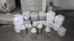 Polis ��pheli bidonlar�n pe�ini b�rakmad�! Depoda sahte parf�m imalathanesi bulundu