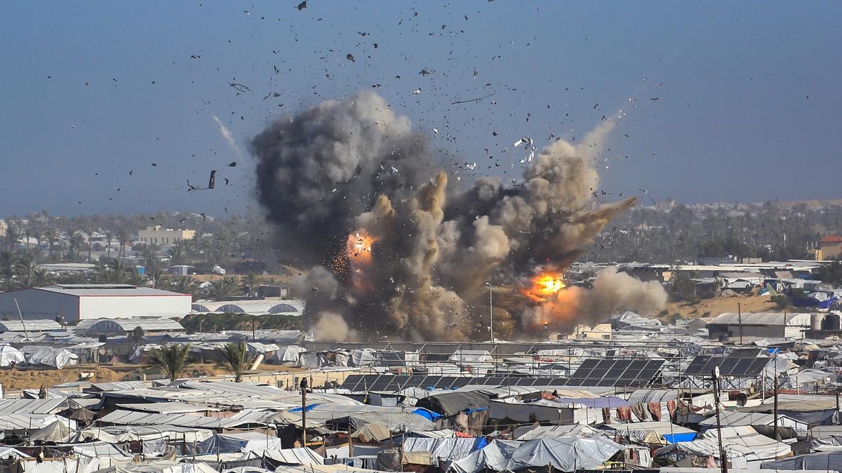 Soyk�r�mc� �srail'den Gazze'ye yeni bombard�man