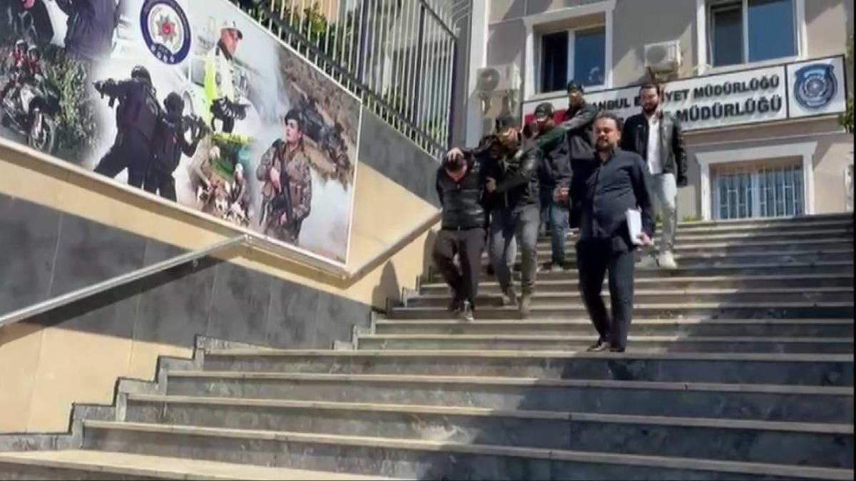 Trafikte tart��t�klar� araca kur�un ya�d�rd�lar! 3 �ehir magandas� tutukland�