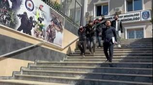 Trafikte tart��t�klar� araca kur�un ya�d�rd�lar! 3 �ehir magandas� tutukland�