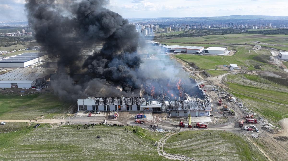 Yenimahalle'de mobilya fabrikas�nda yang�n: Takviye ekipler sevk edildi