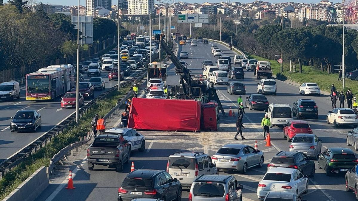 Bayrampa�a'da kamyonet ile otomobil �arp��t�: 1'i �ocuk 7 ki�i yaraland�