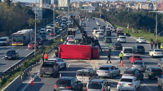 Bayrampa�a'da kamyonet ile otomobil �arp��t�: 1'i �ocuk 7 ki�i yaraland�