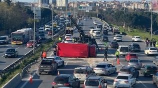 Bayrampa�a'da kamyonet ile otomobil �arp��t�: 1'i �ocuk 7 ki�i yaraland�