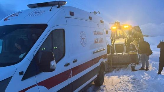 Bitlis'te kar ya����ndan yol kapand�! Hastan�n imdad�na ekipler yeti�ti