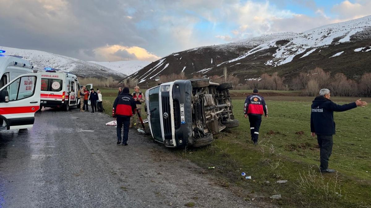 Bitlis'te kontrolden çıkan minibüs devrildi: 11 kişi yaralandı