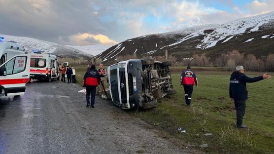 Bitlis'te kontrolden ��kan minib�s devrildi: 11 ki�i yaraland�