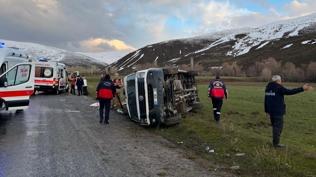 Bitlis'te kontrolden ��kan minib�s devrildi: 11 ki�i yaraland�