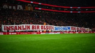 Galatasaray trib�nlerinde �srail'e tepki!