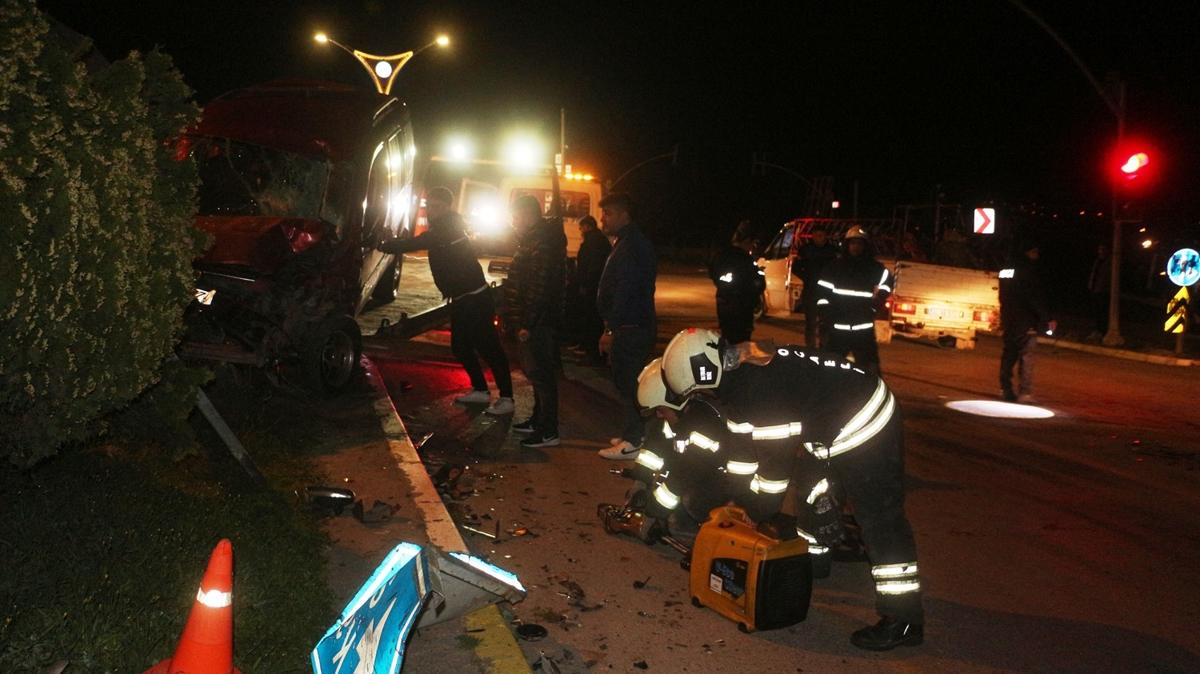 Kocaeli'de trafik kazasında 1'i ağır 4 kişi yaralandı