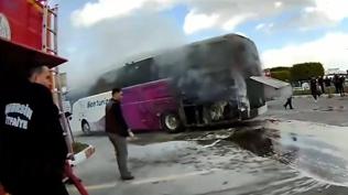 Mersin'de korkutan yangın... Yolcu otobüsü alev aldı