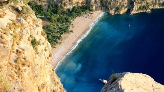 Mu�la'da ac� olay! 10 metrelik u�urumdan d��en gen� can verdi